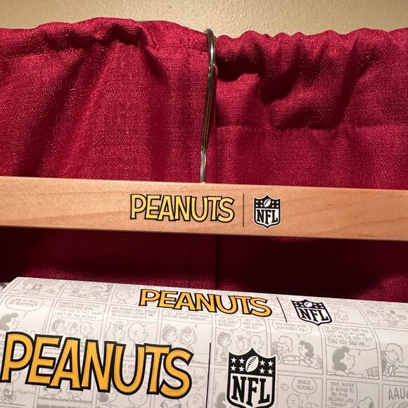 Peanuts NFL Pittsburgh Steelers Snoopy 60" x 70" Super Soft Plush Blanket - Picture 4 of 9